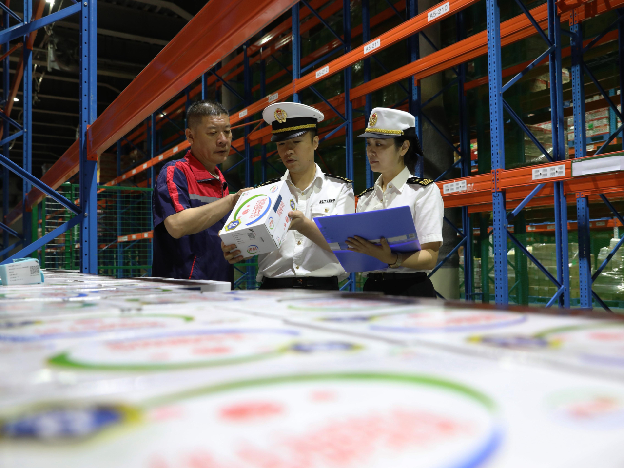 食材裝車從廣州運動員食品區域總倉，運往香港。（廣州賽區執委會）