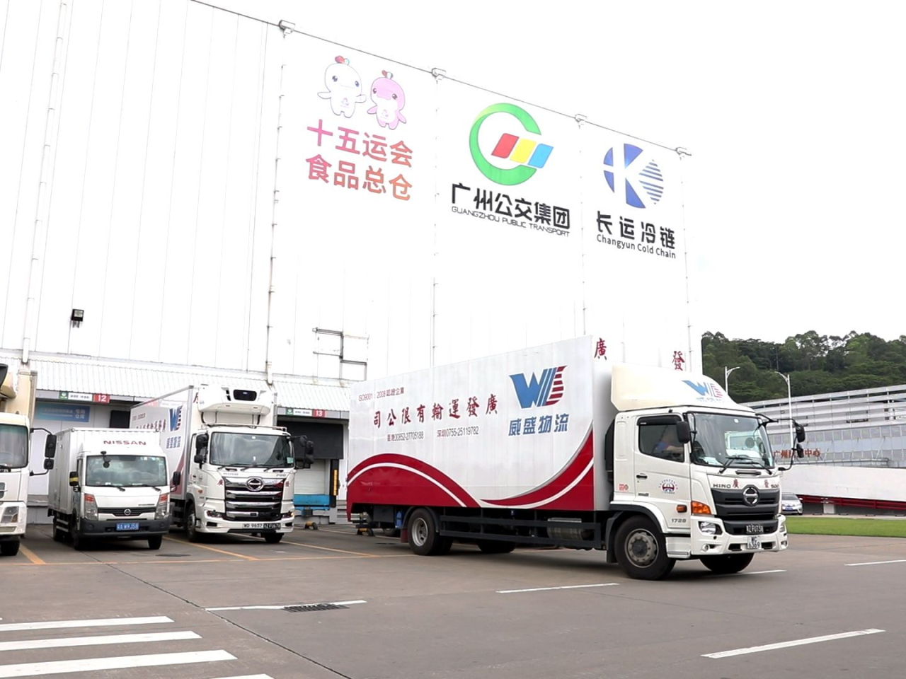 十五運會和殘特奧會首批供應港澳賽區運動員食品，由廣州出發運往香港。（廣州賽區執委會）
