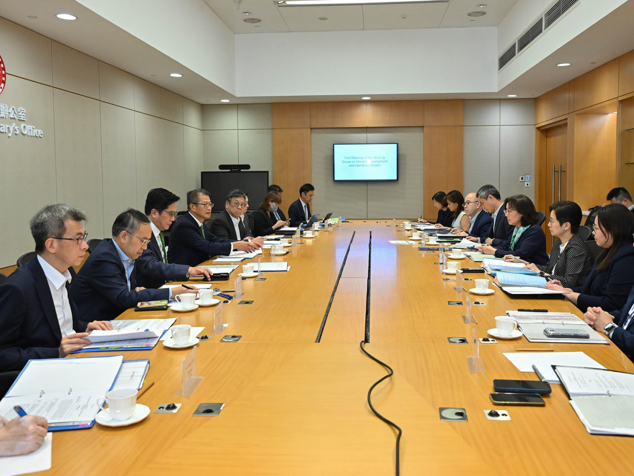 陳茂波（左五）主持「發展及營運模式設計組」首次工作會議。（政府新聞處）