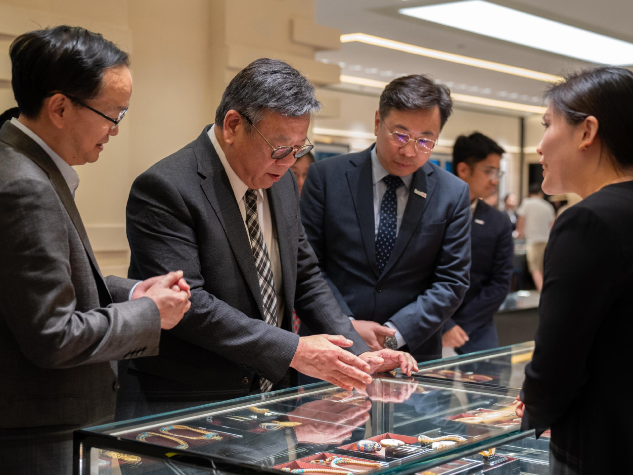 丘應樺（左二）表示，內地品牌在港不斷擴展業務，展示香港作為奢侈品零售點的策略性地位。（政府新聞處）