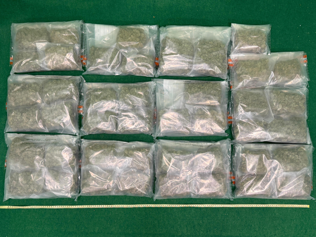 海關在機場檢獲共約17.5公斤懷疑大麻花。(政府新聞處)