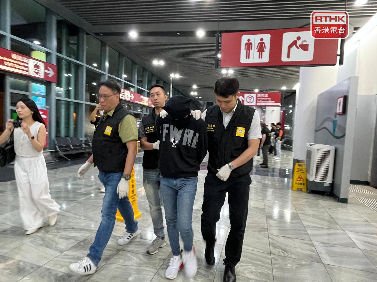 澳門司警昨晚將一名涉嫌將懷疑大麻花，偷運往香港的馬來西亞男子帶離機場。（鄭月明攝）