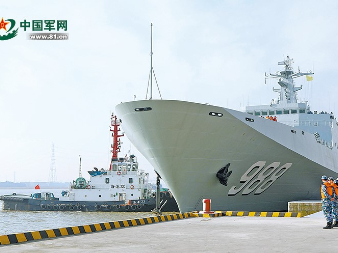中國海軍戚繼光艦、沂蒙山艦抵達香港水域。（中國軍網）