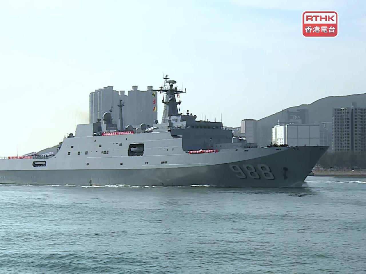 舷號「988」的沂蒙山艦，是國家自行研製設計生產的新型兩棲船塢登陸艦。（張連登攝）