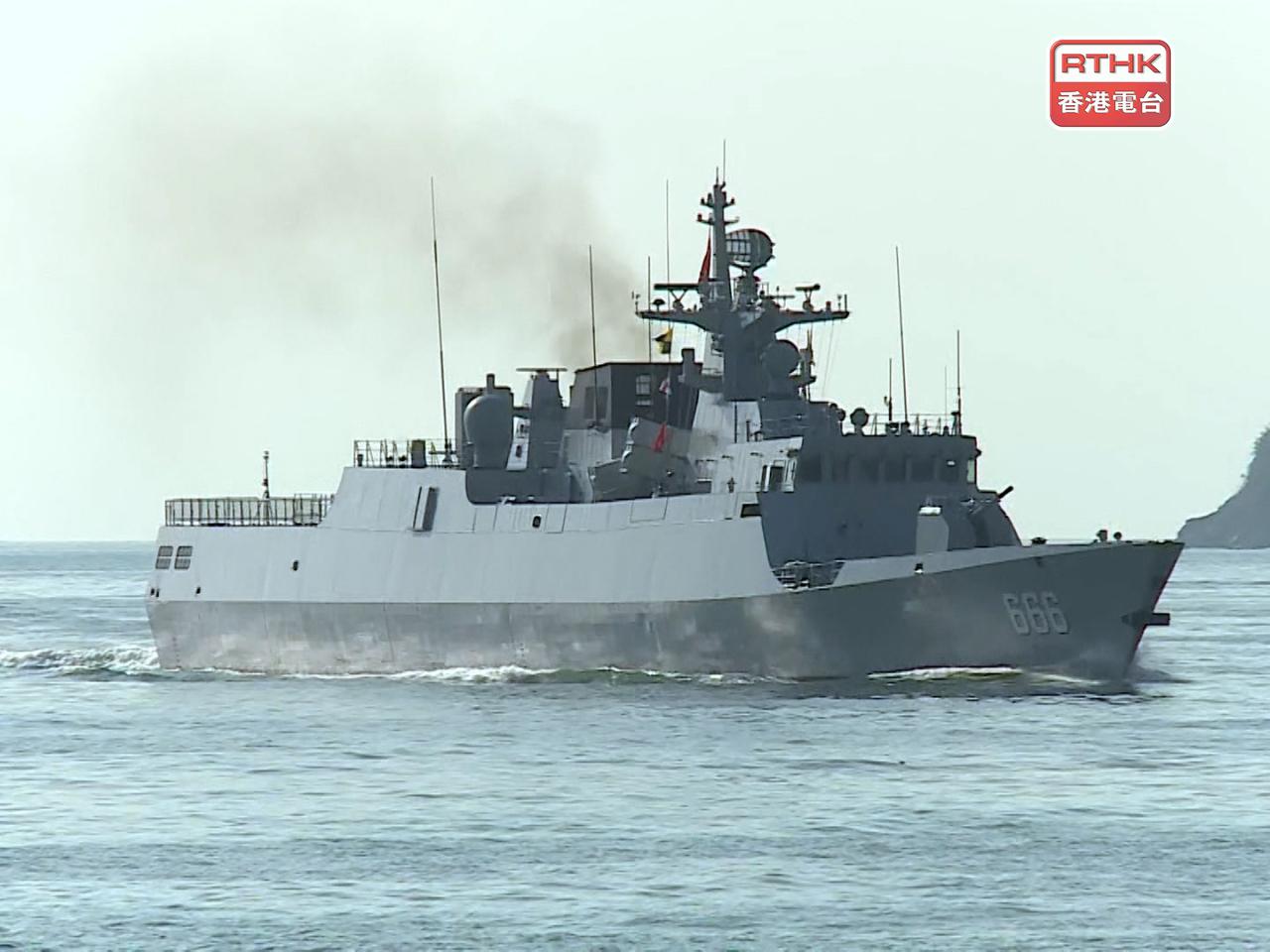 宿遷艦引航兩艘艦艇駛向駐香港部隊昂船洲軍營。（張連登攝）