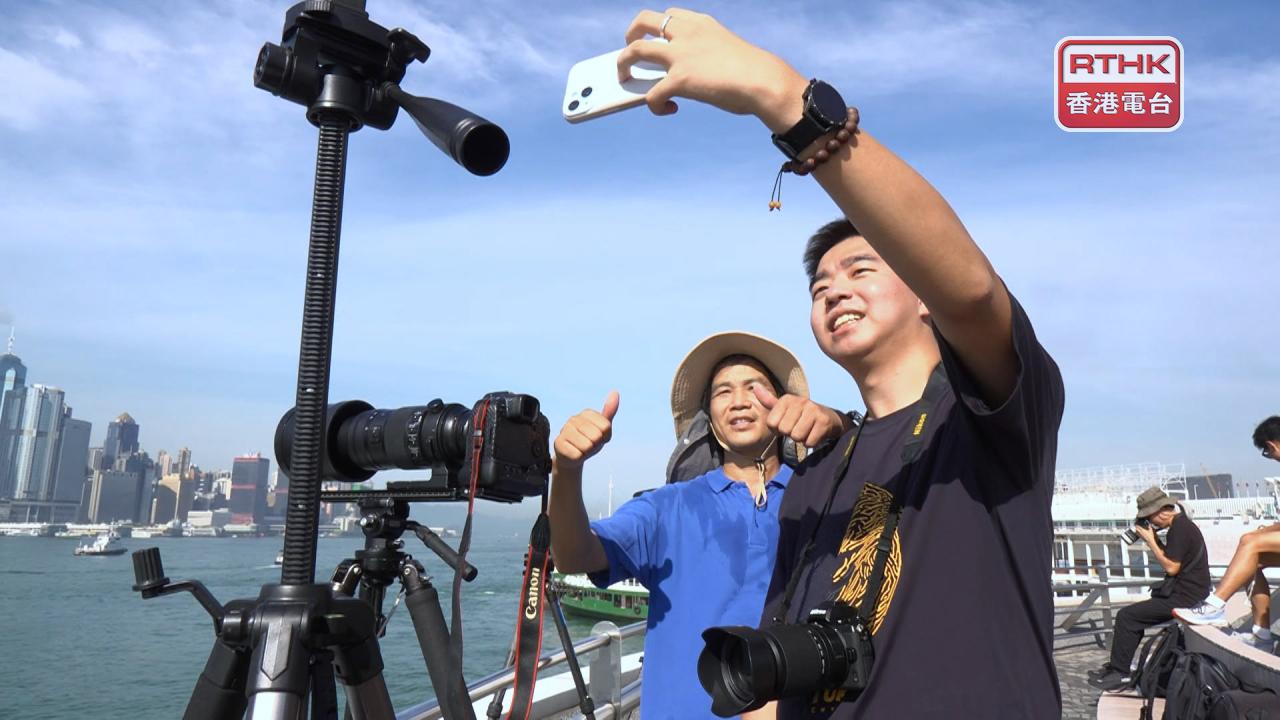 戚繼光艦及沂蒙山艦抵港　吸引市民及旅客到海旁駐足拍攝