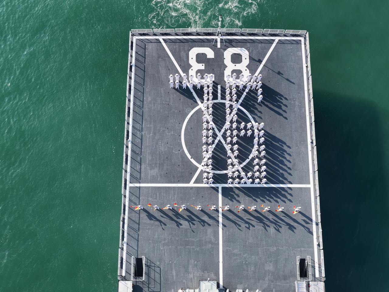 學員在後甲板上擺出，「76」字樣，為祖國慶生，向香港市民問好。（解放軍提供）
