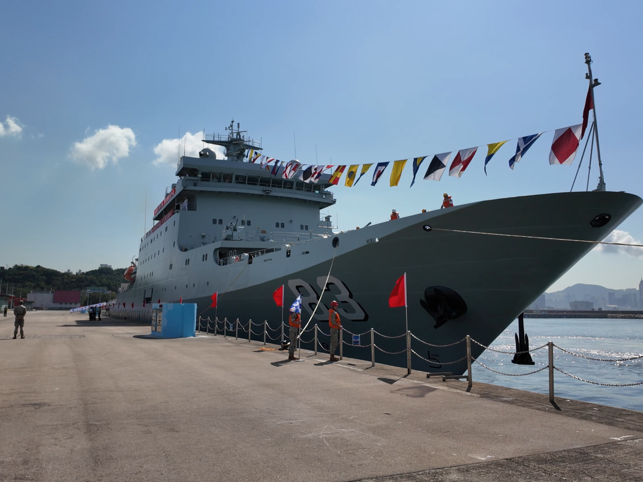 解放軍海軍戚繼光艦和沂蒙山艦組成的編隊抵達香港。（解放軍提供）