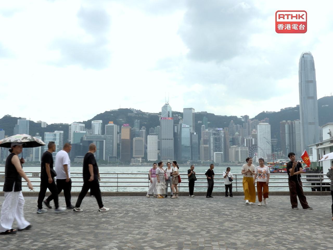 署方呼籲市民在欣賞煙花匯演時，須保持地方清潔，離開場地時帶走攜來的物品，切勿遺留垃圾。（港台圖片）