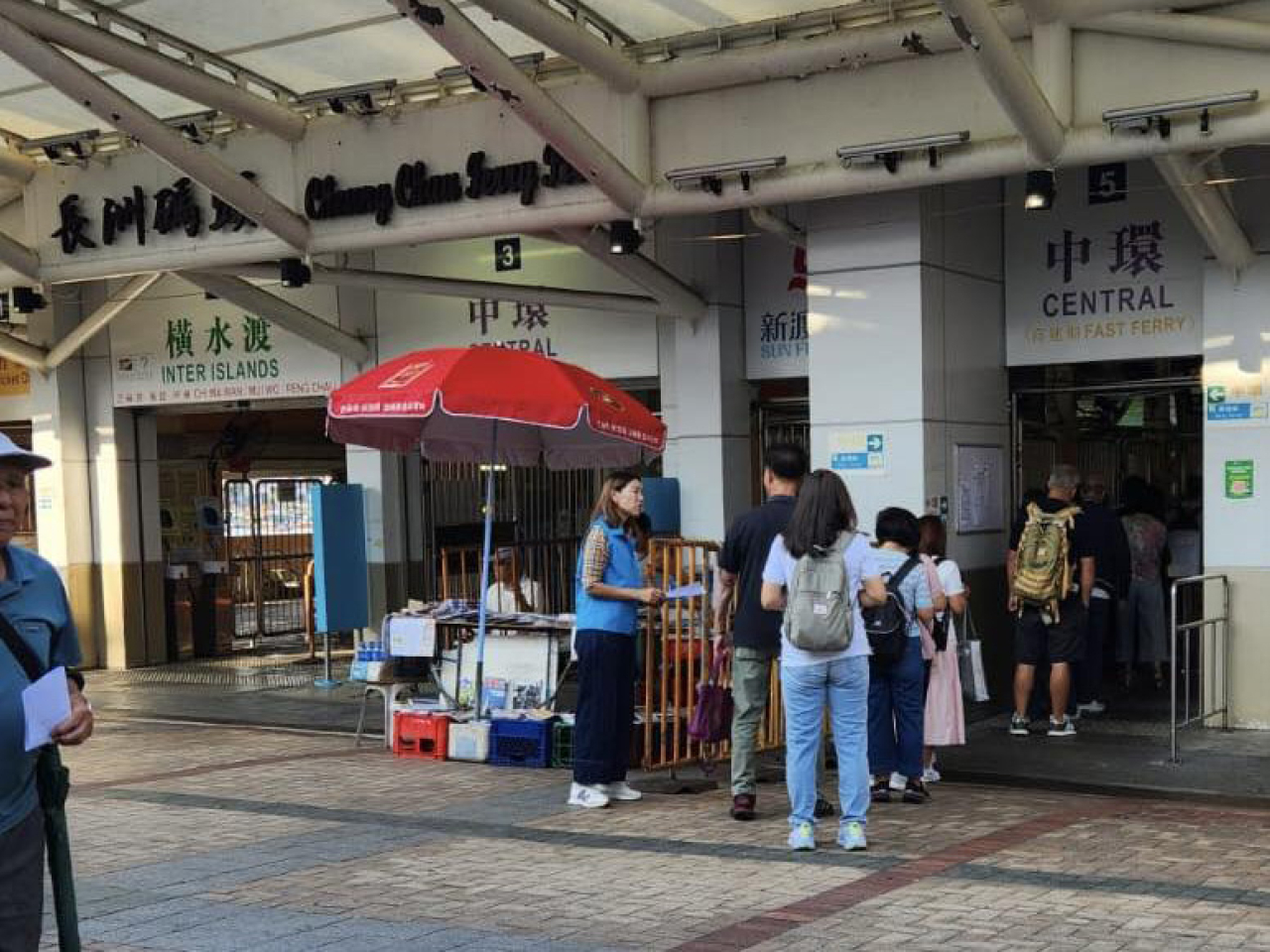 運輸署實地監察中環及相關離島碼頭情況，在實施海上交通特別措施期間，整體交通大致暢順。（運輸署社交網站圖片）