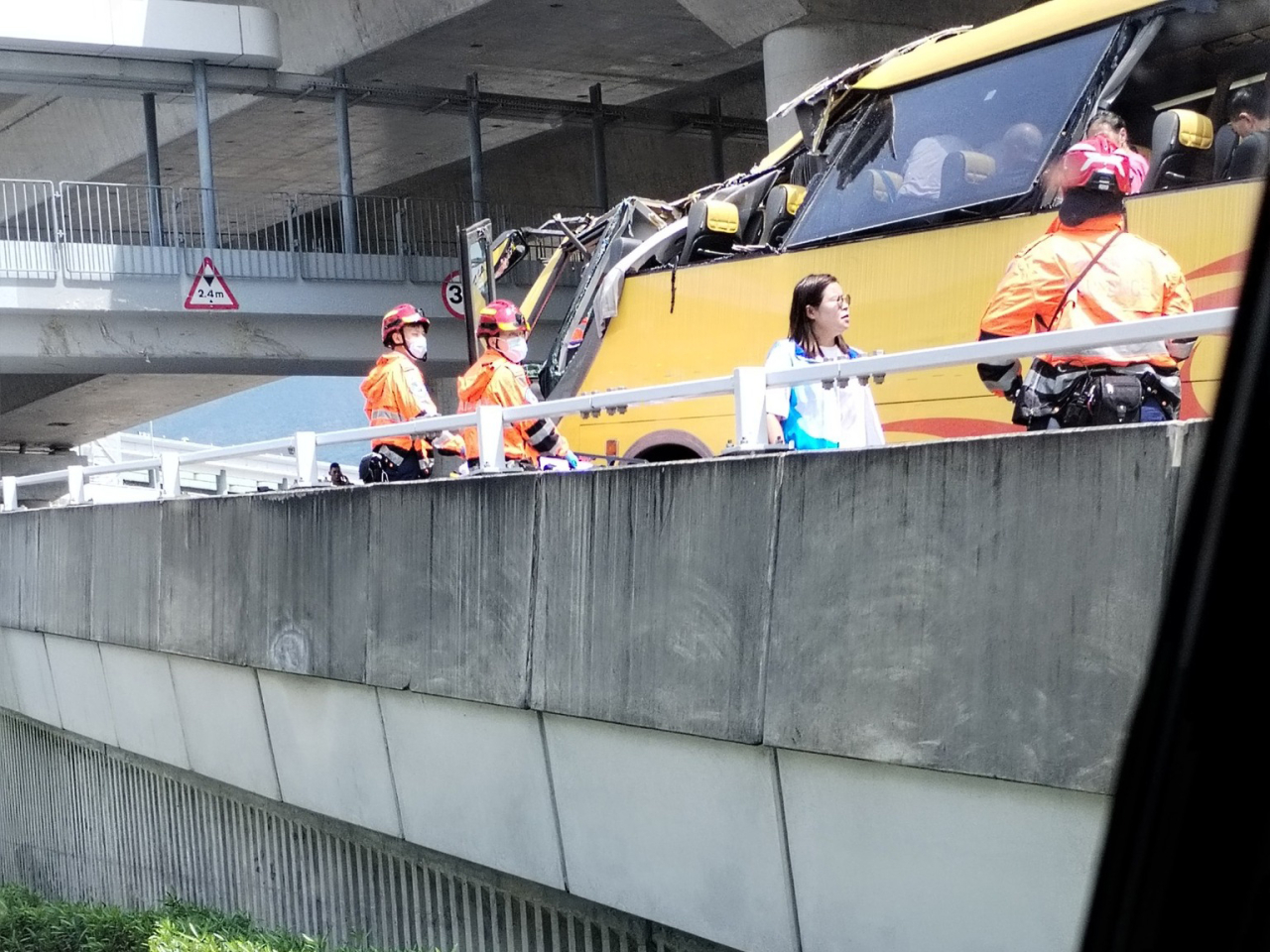 香園圍管制站對開，撞到受高度限制的位置，旅遊巴車頭損毀。（網上圖片）