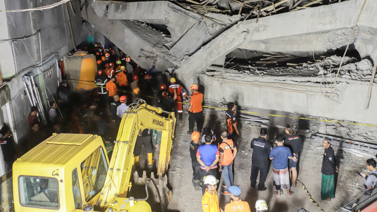 Rescuers stick to basics in Java school collapse race