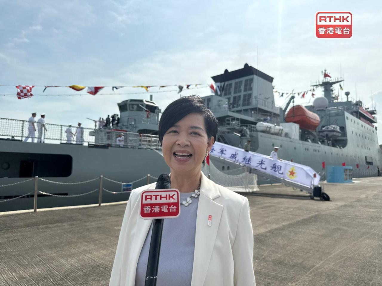 何永賢說，軍艦上通訊及救生艇裝備先進。（陳曉筠攝）