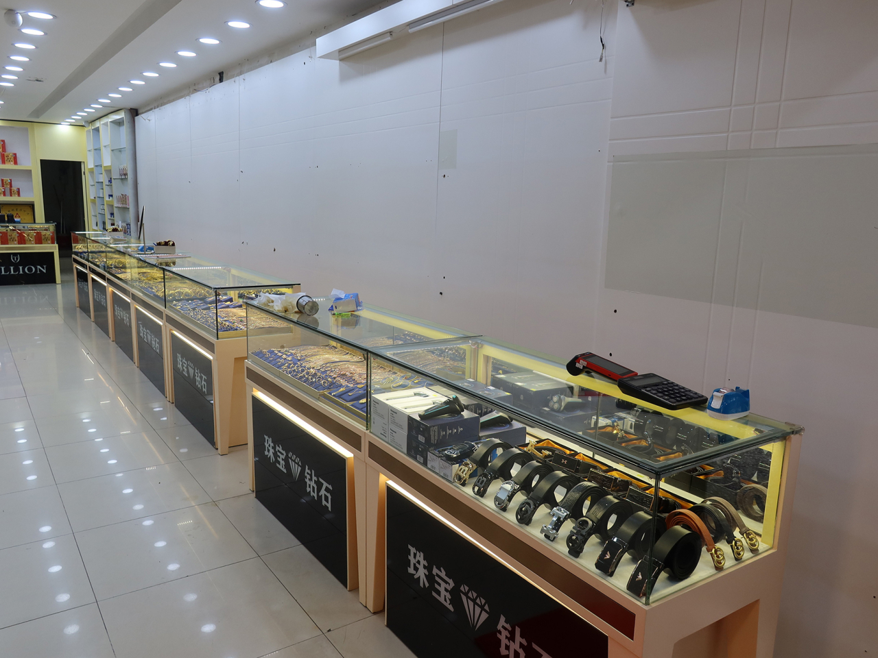 海關掃蕩一間位於沙頭角中英街的店舖。（政府新聞處）