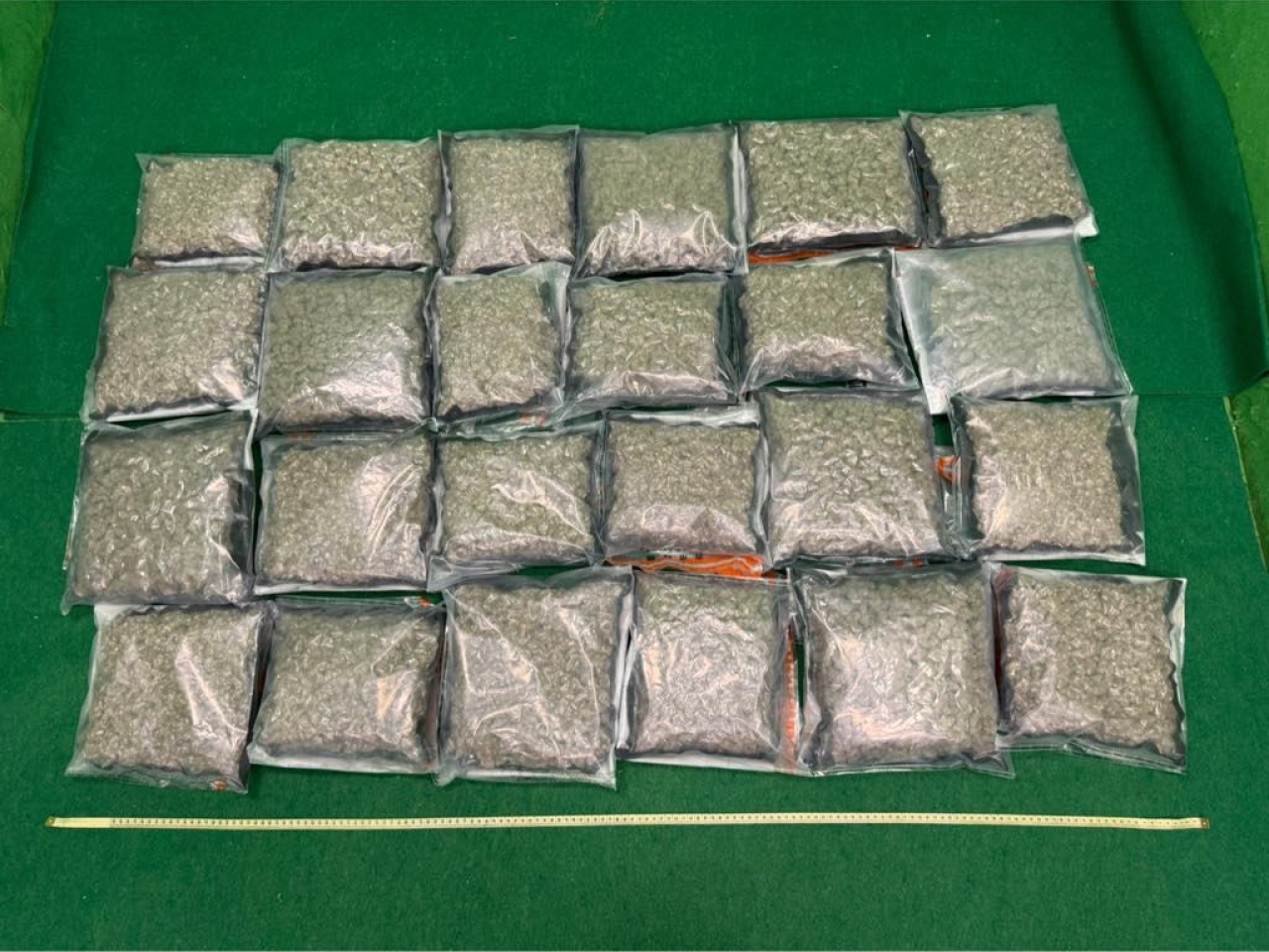 海關檢獲約13公斤的懷疑大麻花，估計市值約280萬元。（政府新聞處）