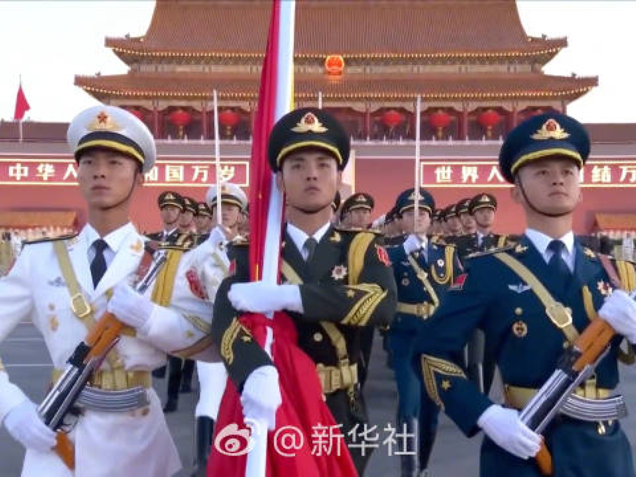 北京天安門廣場清晨舉行國慶升旗儀式。（新華社）