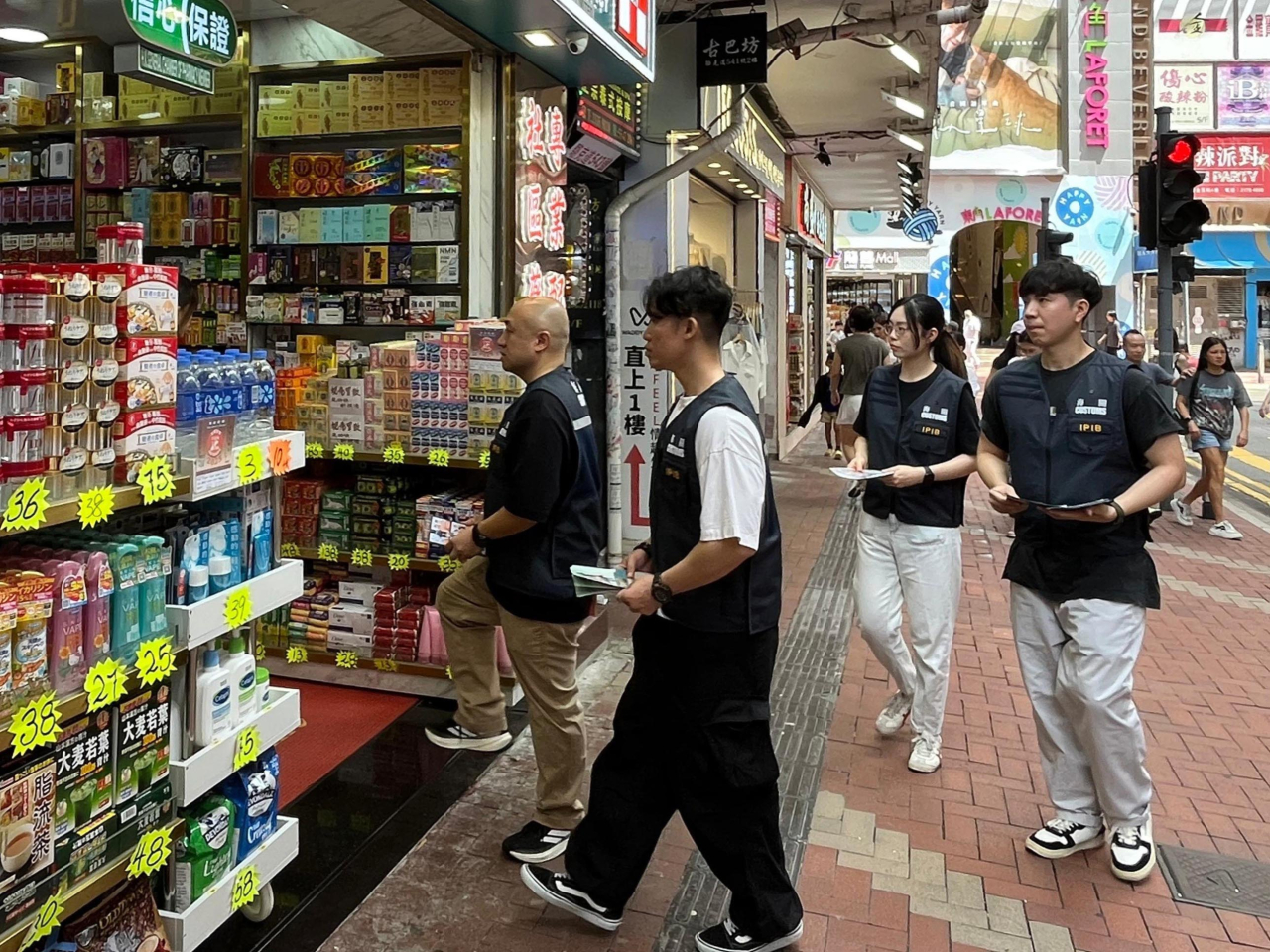 海關人員在銅鑼灣的藥店加強巡查。（政府新聞處）