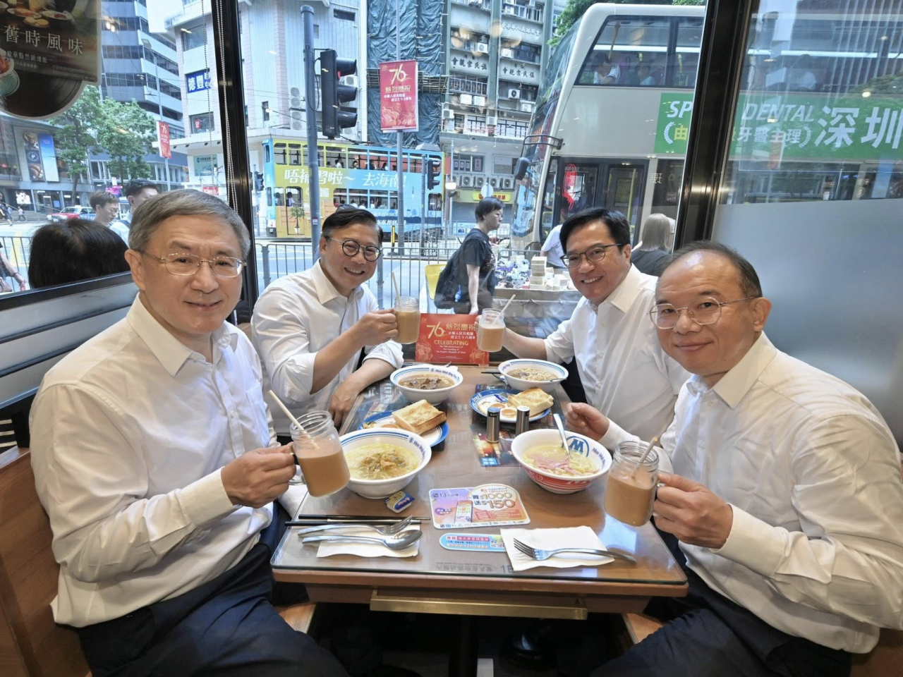 卓永興(左一)、張國鈞(左二)、曾國衞(右一)、黃偉綸(右二)，早上一起享用茶餐廳的7折早餐。（卓永興社交網站圖片）