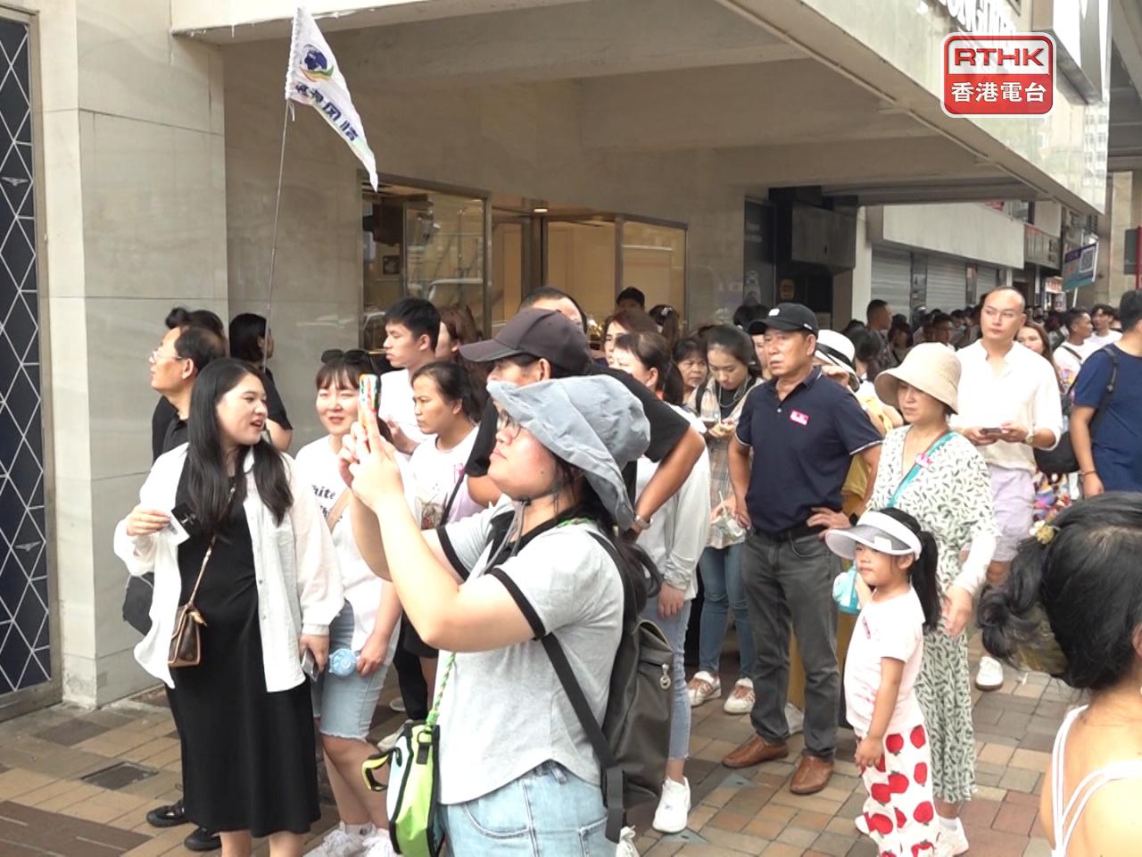 陳宗彝預料，今年國慶連中秋節慶氣氛濃，能吸引家庭客來港。（港台圖片）
