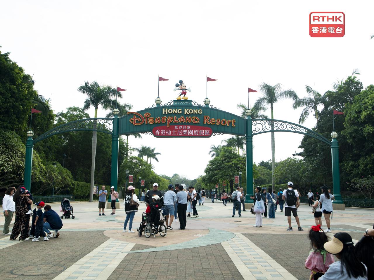 The government will offer real-time updates for tourist hotspots on various platforms to improve the travel experience. File photo: RTHK