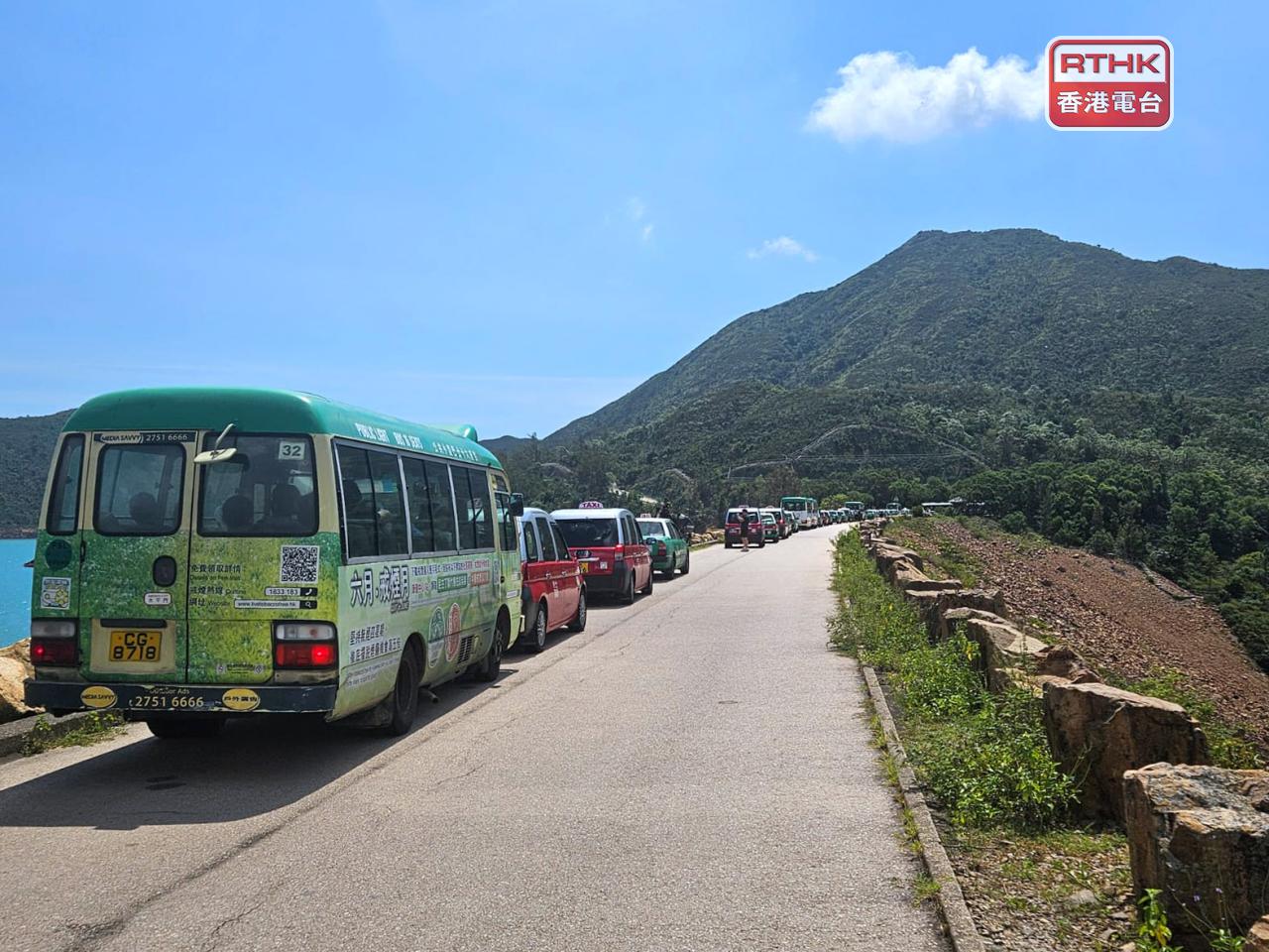 陳國基形容，東壩很多路段屬「單線雙程行車」會出現「對頭車」，情況不理想。（陳曉慶攝）