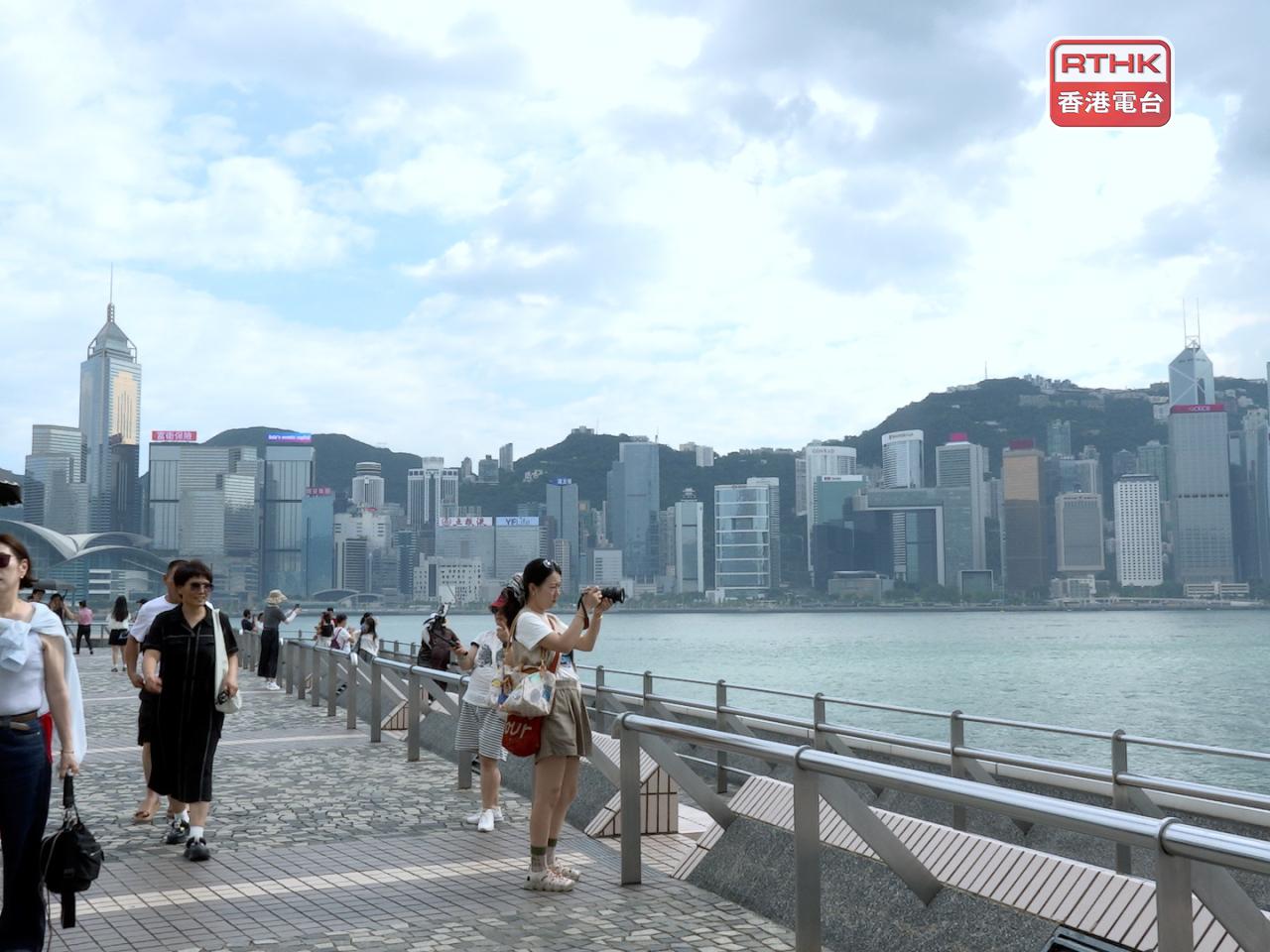 康文署提醒市民欣賞煙花時，保持地方清潔，離開場地時帶走攜來的物品。（港台圖片）