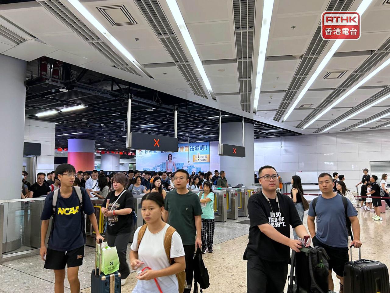 西九高鐵站早上人頭湧湧，不少旅客一家大小、攜同行李抵達香港。（黃貝紋攝）