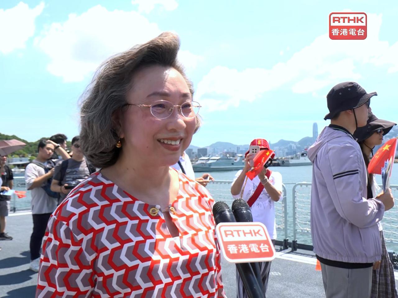 楊何蓓茵表示，有機會登艦參觀感到高興，可以對國家有更多認識。（鍾家銘攝）
