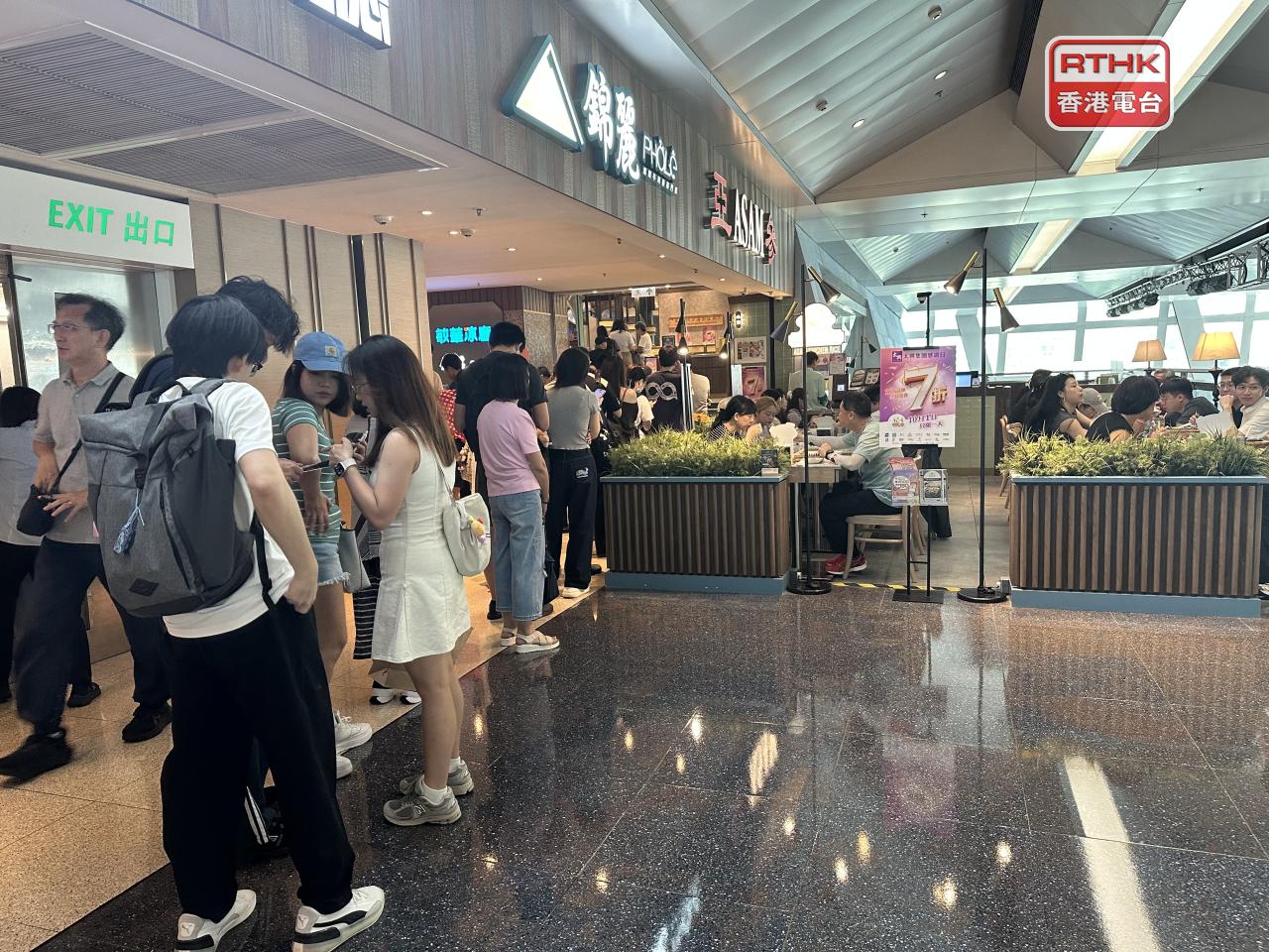 Thousands of restaurants are offering discounts, with queues forming outside these eateries. Photo: RTHK