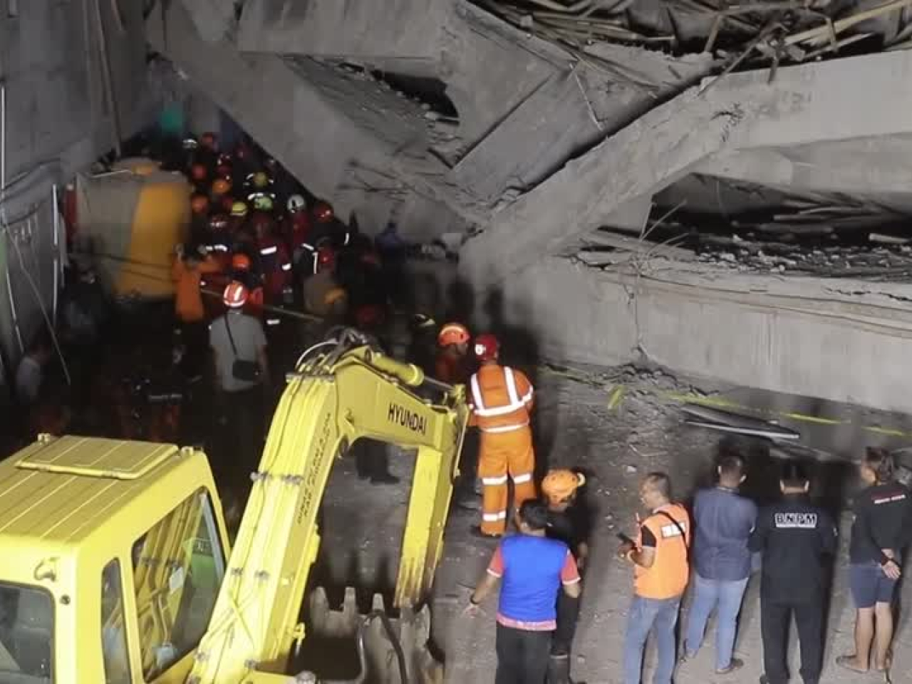 印尼東爪哇學校建築物倒塌，當局依據學校考勤記錄表示，仍有91人被困。 (路透社)