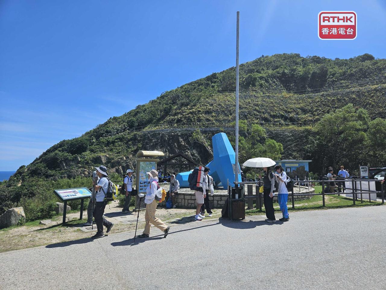 不少市民和遊客到西貢東壩郊遊遠足。（陳曉慶攝）