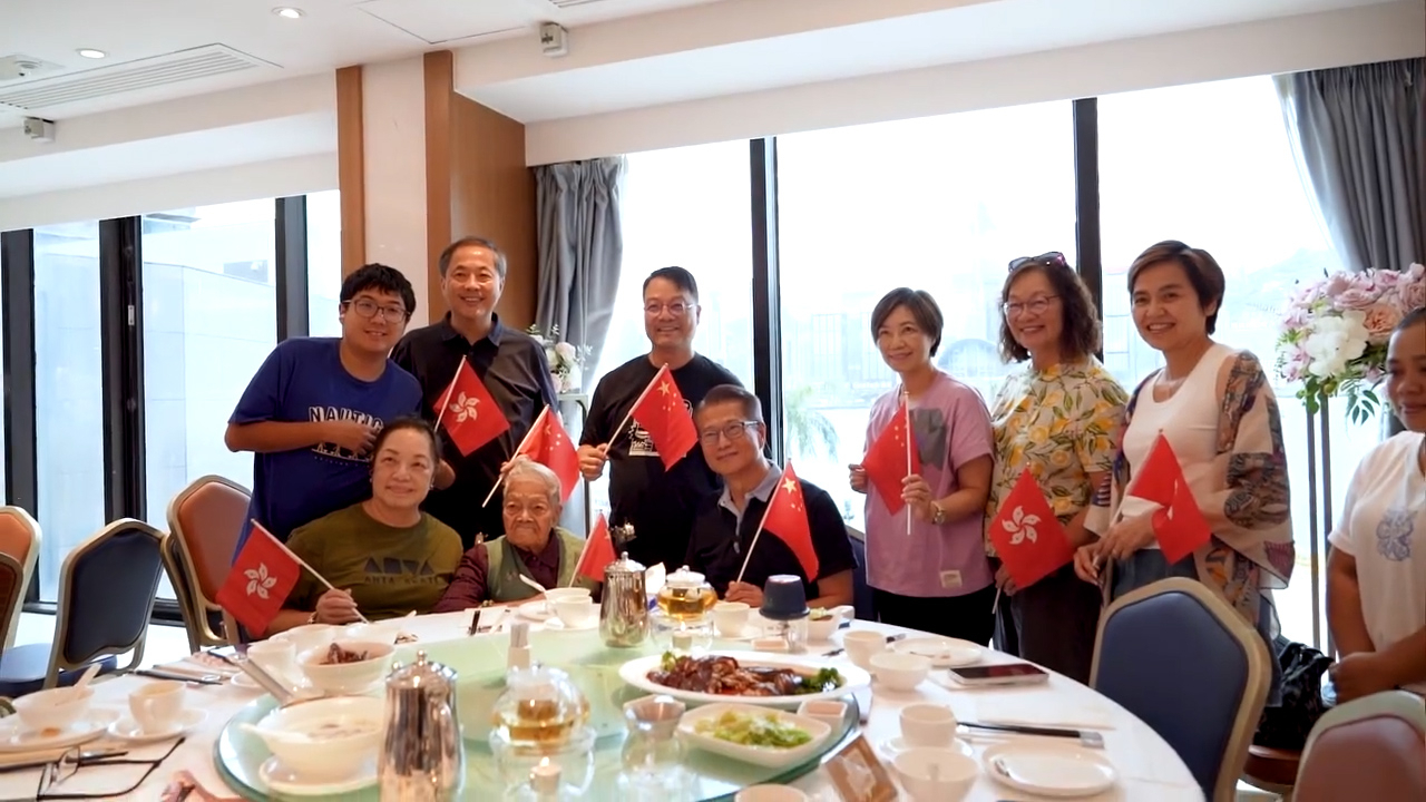 商戶推十一優惠 陳茂波光顧尖沙咀酒樓與茶客聊天