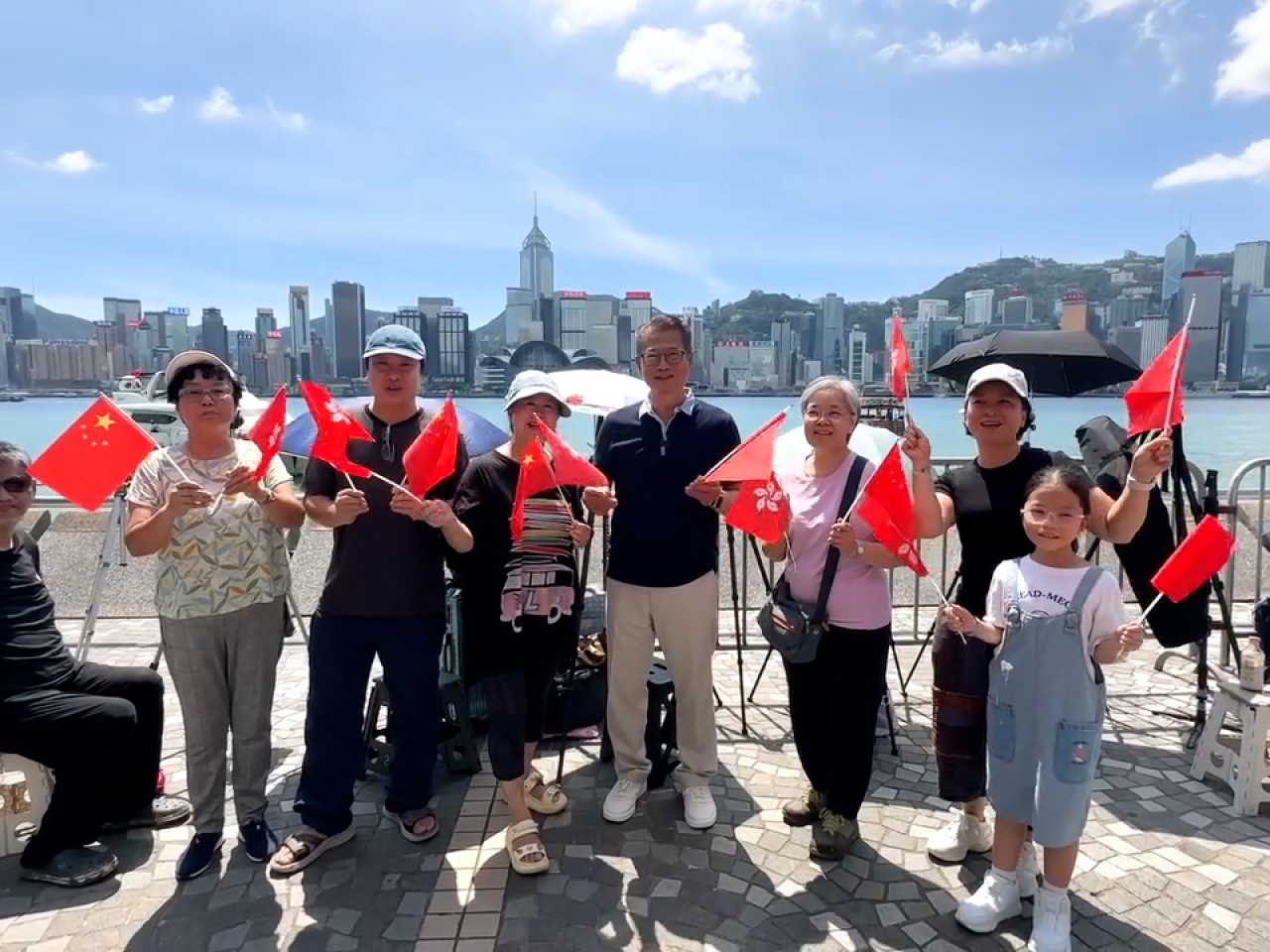 陳茂波在尖東海傍，跟巿民及遊客一起向祖國送上祝賀。（陳茂波社交網頁截圖）