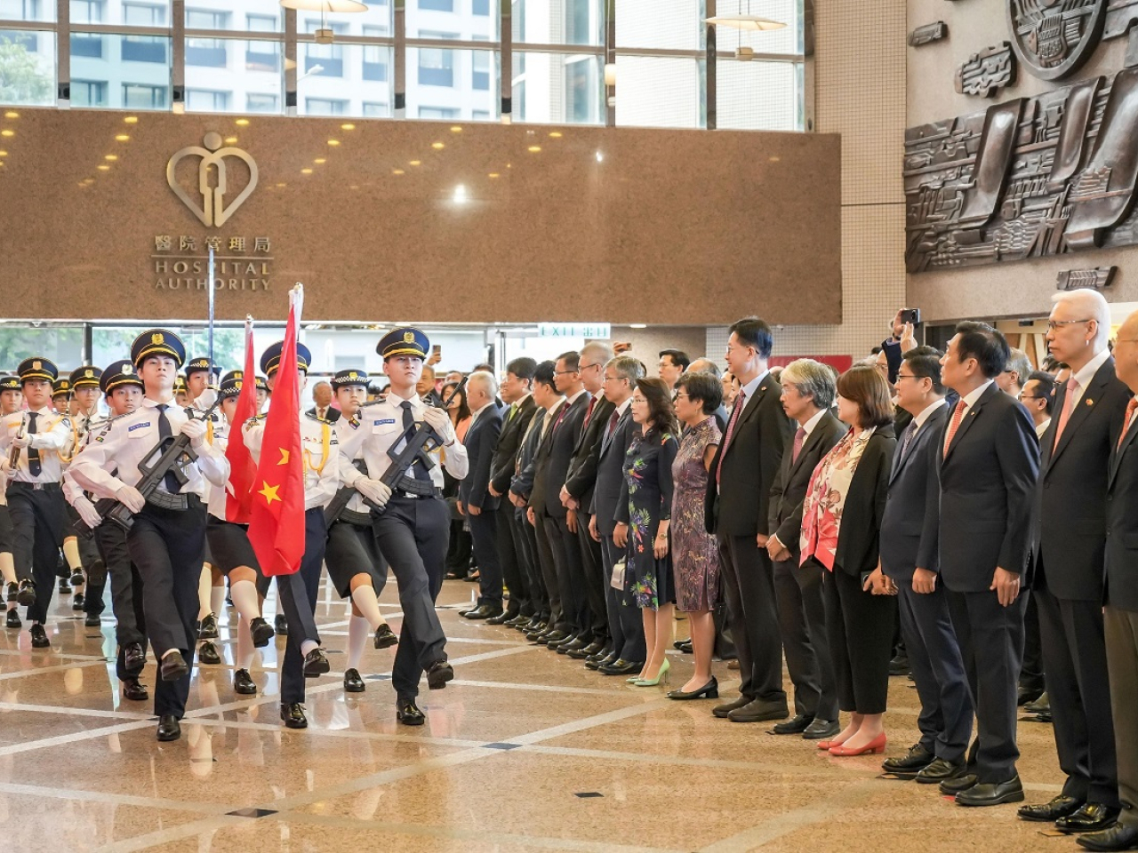 醫管局早上舉行升旗儀式，慶祝中華人民共和國成立76周年。（政府新聞處）