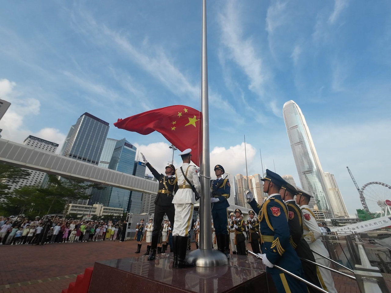 解放軍駐港部隊早上亦舉行升國旗儀式。（解放軍駐港部隊）