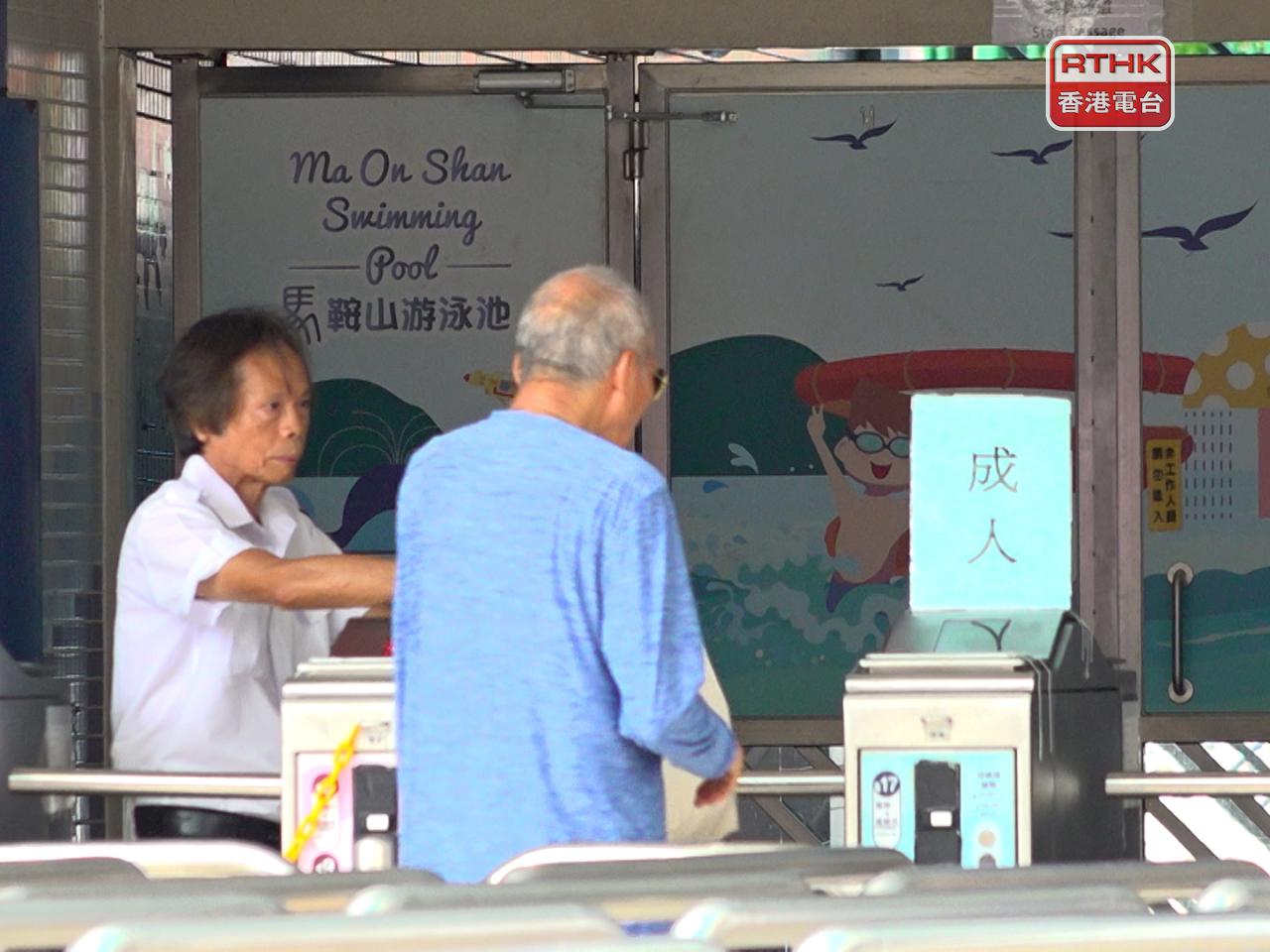 在馬鞍山公眾泳池，下午繼續有不少市民來前免費游水。（彭冠中攝）