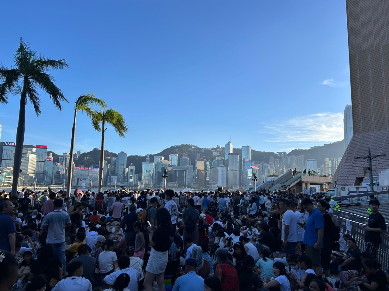 尖沙咀文化中心海旁一帶，已經坐滿準備欣賞煙花的人潮。（林漢山攝）