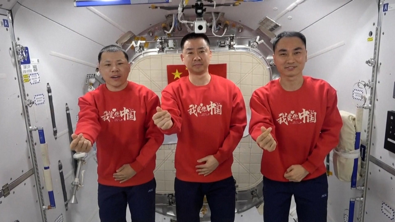 神舟二十號航天員視像祝福祖國繁榮昌盛