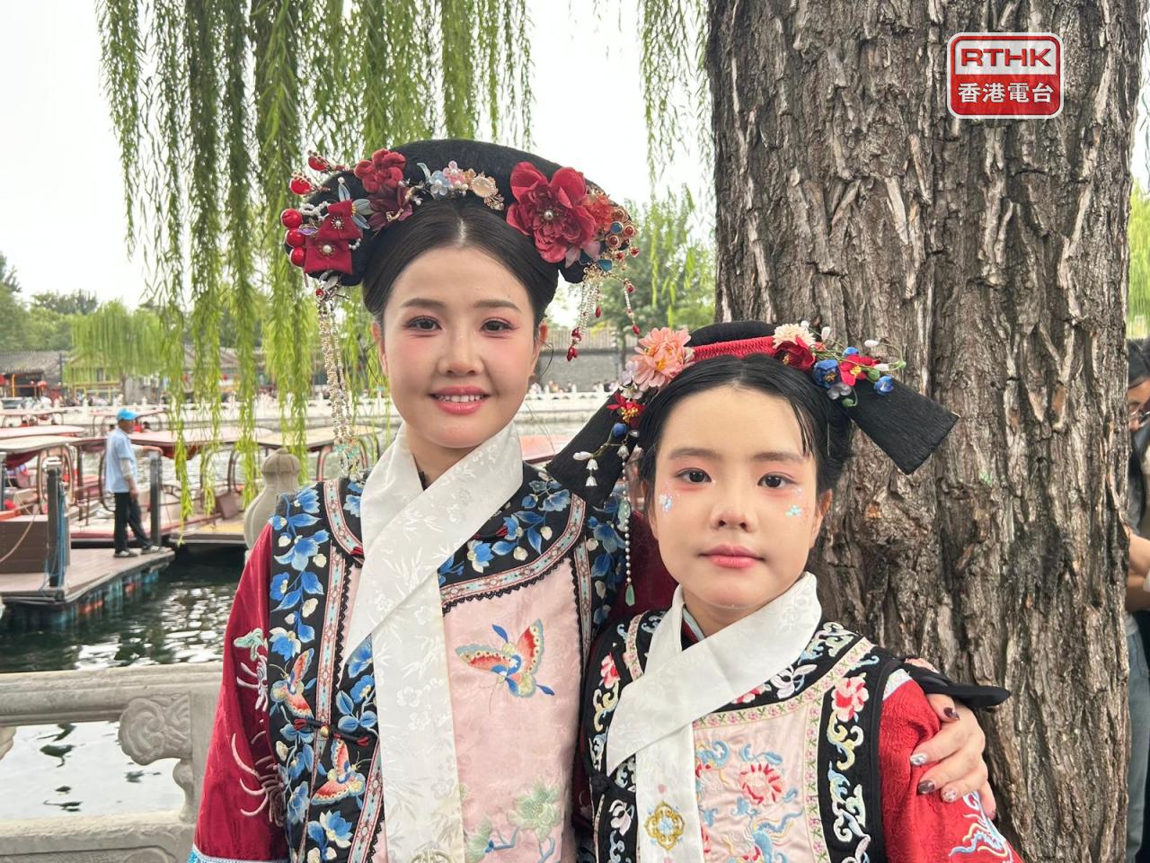 不少遊人穿起古裝服飾穿梭景點，拍照留念。（鄧穎琳攝）