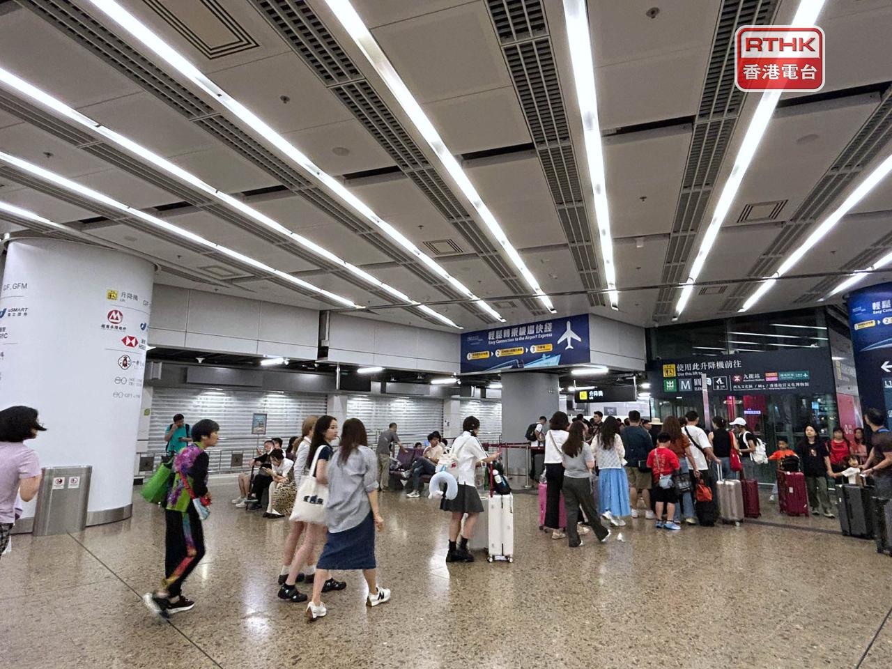 內地國慶黃金周假期展開，不少旅客乘搭高鐵抵港。（黃貝紋攝）