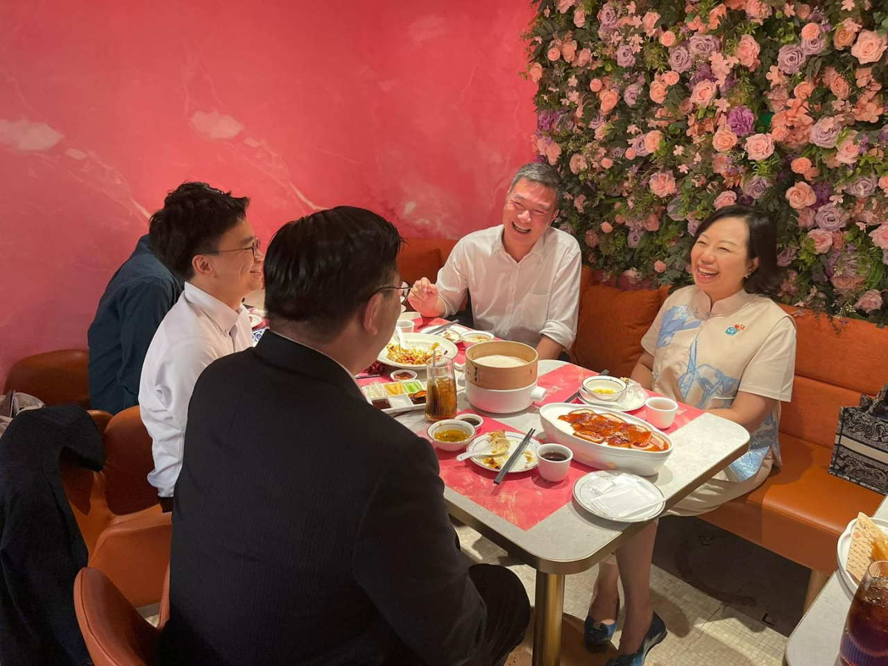 麥美娟（右）與副局長、署長與多名區議員等到尖沙咀午膳。（麥美娟社交網頁）