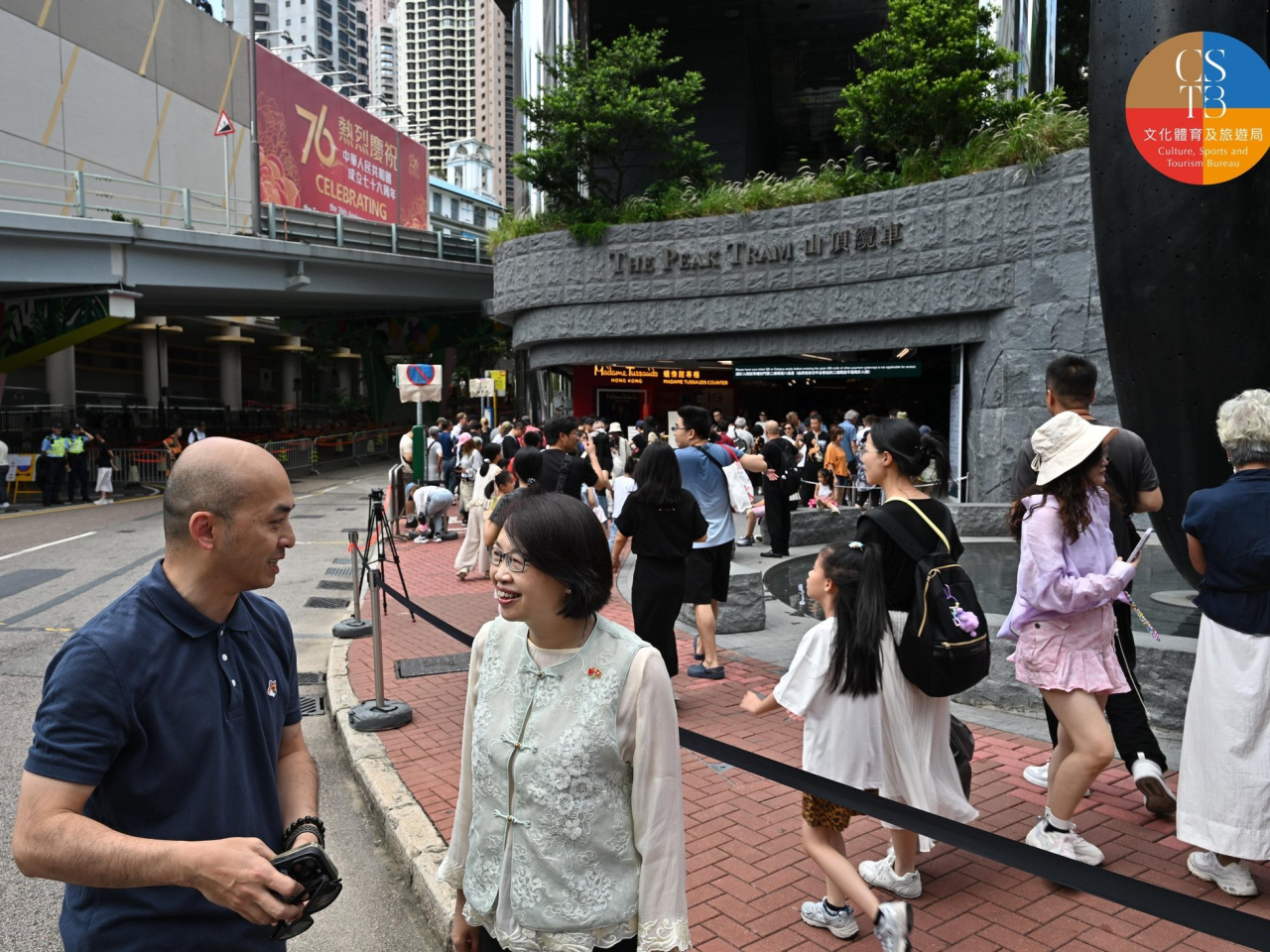 旅遊事務專員張馮泳萍到山頂纜車站視察。（文化體育及旅遊局社交網頁圖片）