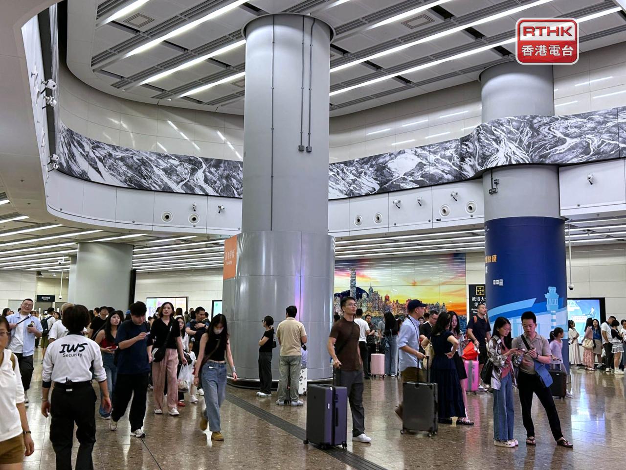 截至下午4時，入境處錄得30萬8000多人次入境。（黃貝紋攝）