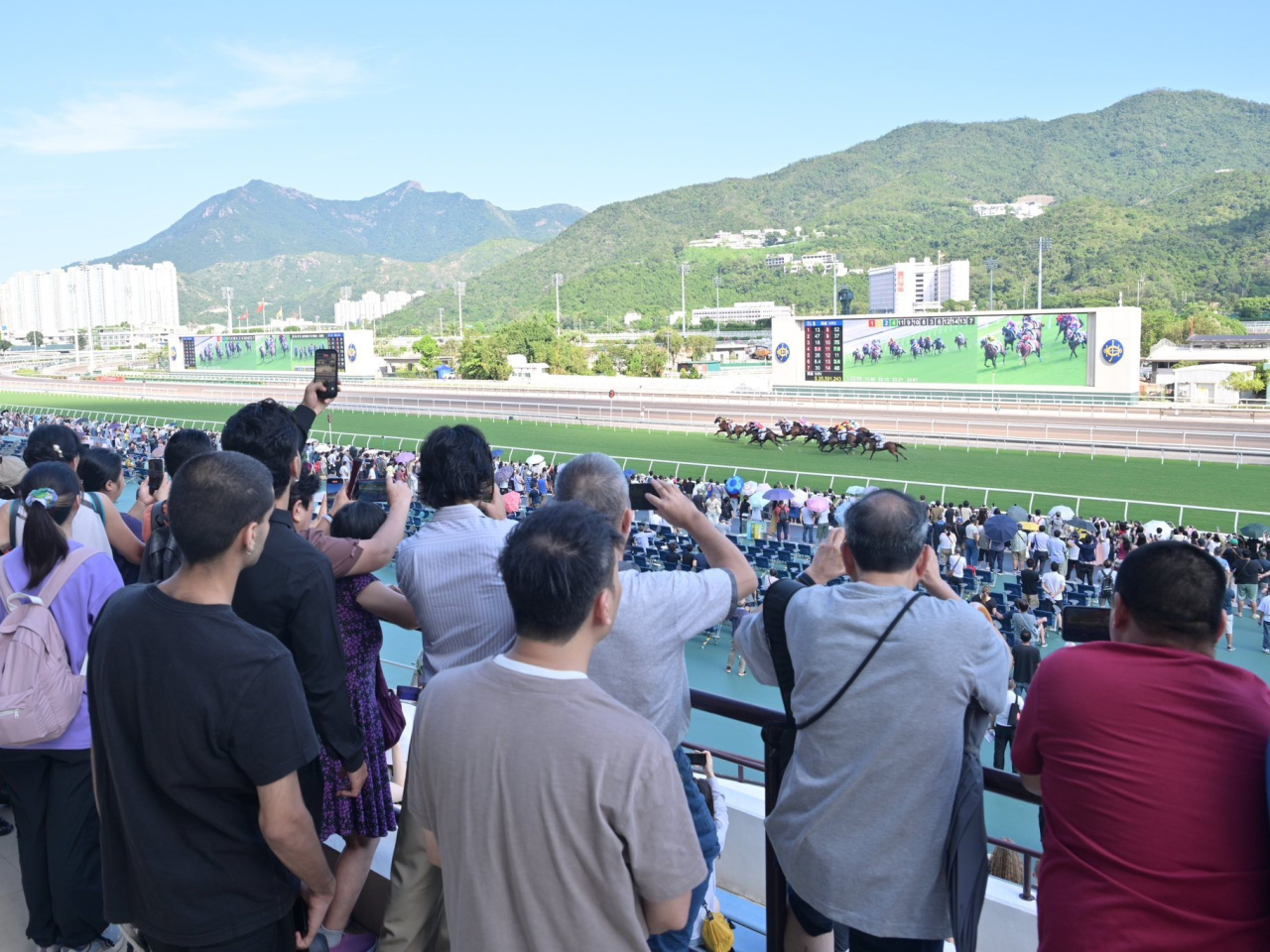 陳國基認為，賽馬活動成功吸引許多國際賽馬愛好者及旅客專程到訪香港。（陳國基社交網站圖片）