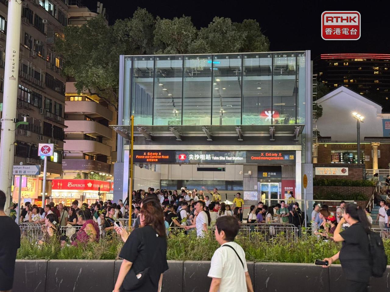 尖沙咀站正配合警方人潮管制措施，暫時關閉部分出入口。（杜雅莉攝）