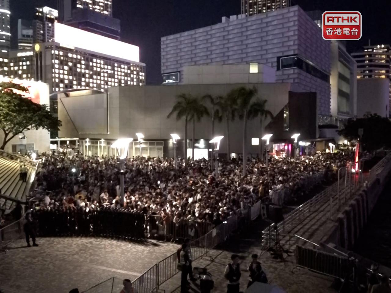 維港兩岸大批市民及遊客準備觀看國慶煙花，在尖沙咀文化中心海旁，下午已有人到場等候。（施華駿攝）