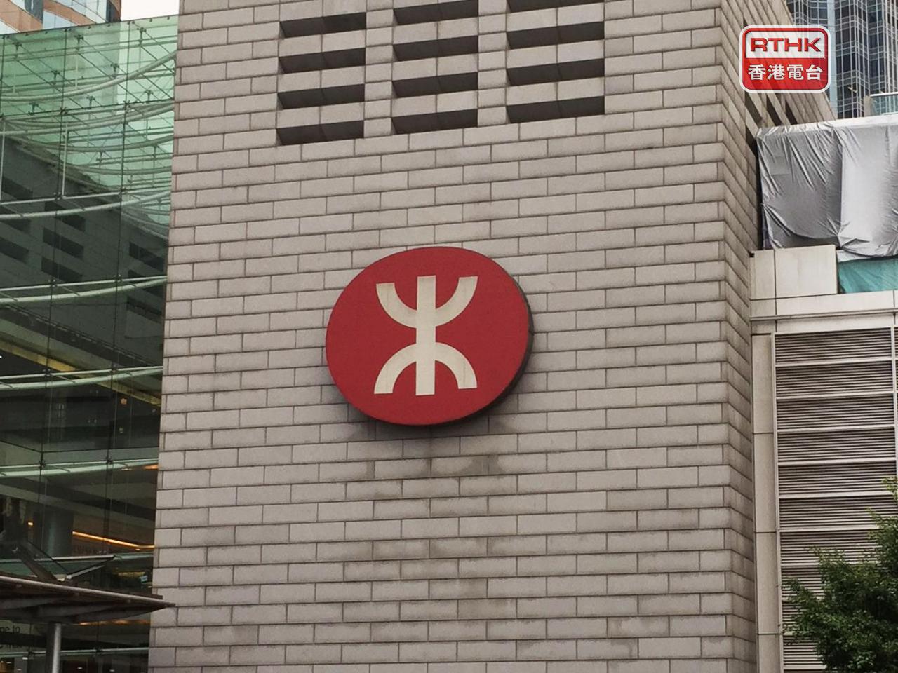 港鐵表示，部分車站出入口已逐步重新開放。（港台圖片）