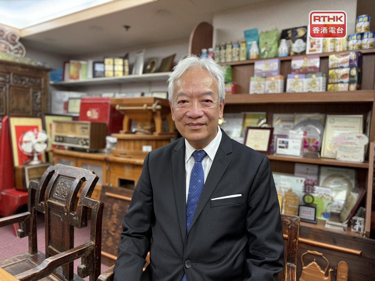 黃家和說，維港兩岸一帶的酒店及較高層酒樓的預訂都相當不錯。（港台圖片）