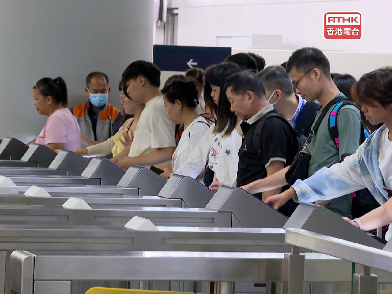 不少旅客經高鐵西九龍站出入境。（郭耀華攝）