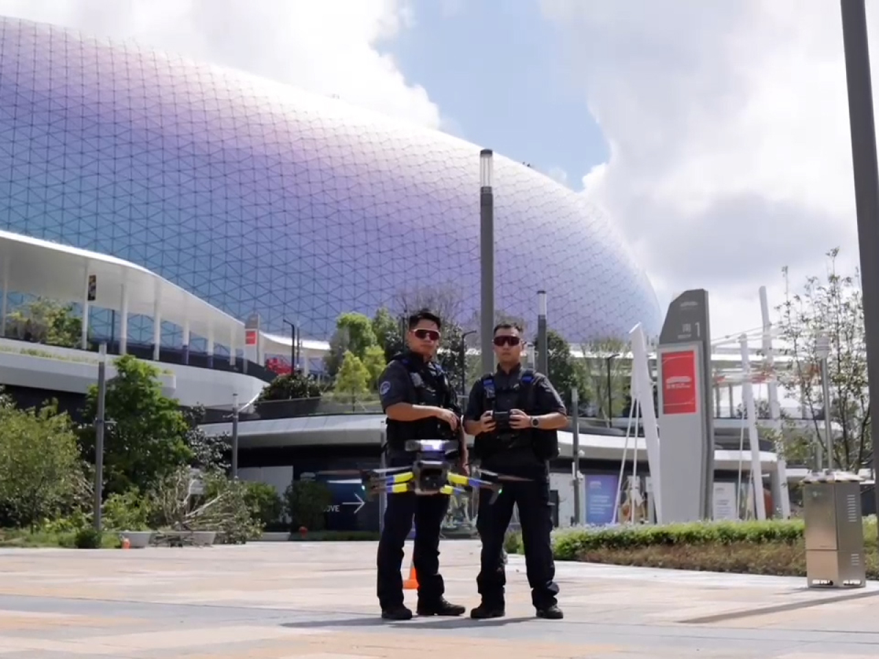 警察搜查隊會進入場館搜查，亦會派出警犬隊及無人機隊協助。（警方提供）